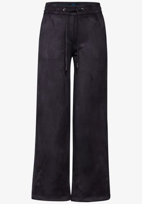 Schwarze, weite Hose mit Kordelzug und Samtoptik.